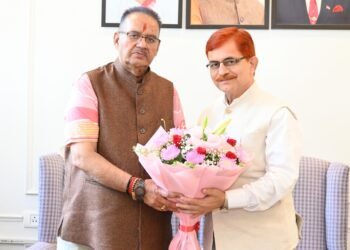 कृषि मंत्री गणेश जोशी से भेंट करते पंतनगर विश्वविद्यालय के नव नियुक्त कुलपति प्रो. शिवेन्द्र कश्यप
