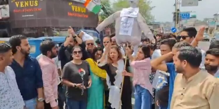 चंपावत गैंगरेप कांड के विरोध में कांग्रेस का उग्र प्रदर्शन, मुख्यमंत्री के इस्तीफे की मांग