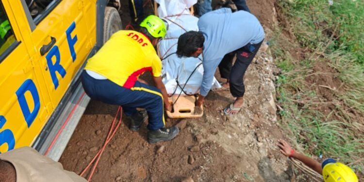 120 मीटर गहरी खाई में गिरी जेसीबी, SDRF ने विषम परिस्थितियों में चलाया रेस्क्यू अभियान