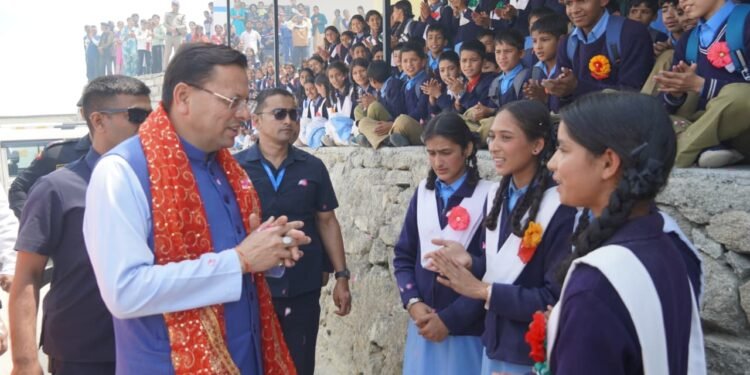 मुख्यमंत्री पुष्कर सिंह धामी ने देवीधुरा में छात्र-छात्राओं से किया संवाद, उज्ज्वल भविष्य की दी शुभकामनाएं