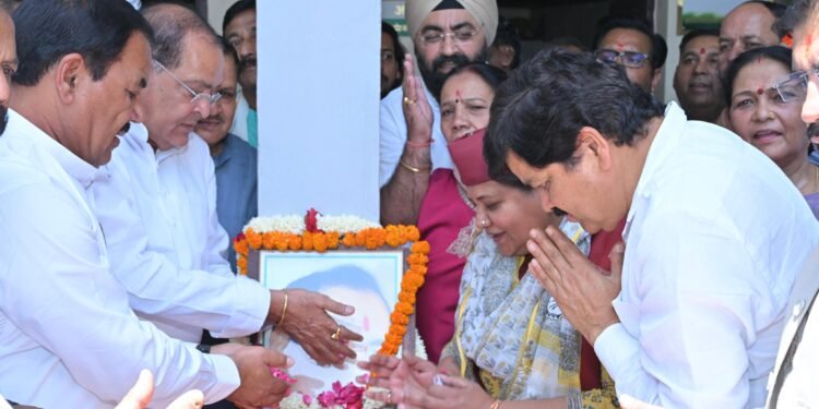पूर्व प्रधानमंत्री राजीव गांधी के शहादत दिवस पर देहरादून में श्रद्धांजलि कार्यक्रम का आयोजन किया गया