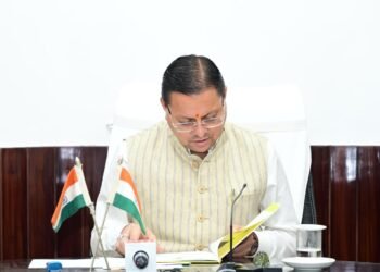मुख्यमंत्री पुष्कर सिंह धामी ने ‘सौर जागरूकता स्मारिका पुस्तिका’ का किया विमोचन