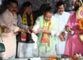 केन्द्र सरकार के 12 वर्ष पूर्ण होने पर टपकेश्वर मंदिर में पूजा-अर्चना करते कैबिनेट मंत्री गणेश जोशी