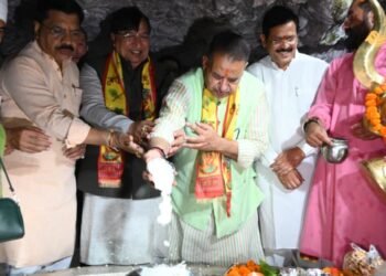 केन्द्र सरकार के 12 वर्ष पूर्ण होने पर टपकेश्वर मंदिर में पूजा-अर्चना करते कैबिनेट मंत्री गणेश जोशी