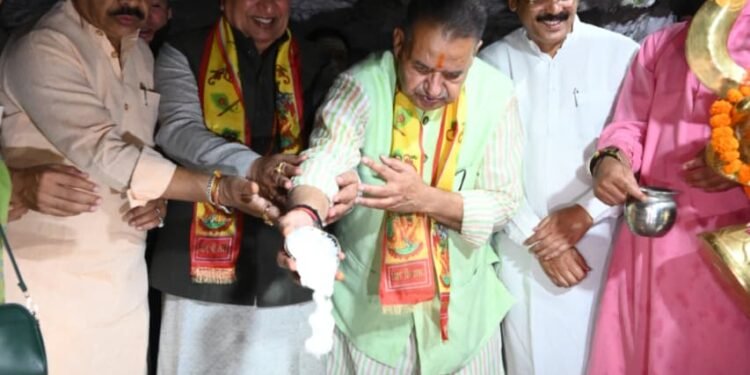केन्द्र सरकार के 12 वर्ष पूर्ण होने पर टपकेश्वर मंदिर में पूजा-अर्चना करते कैबिनेट मंत्री गणेश जोशी