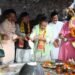 केन्द्र सरकार के 12 वर्ष पूर्ण होने पर टपकेश्वर मंदिर में पूजा-अर्चना करते कैबिनेट मंत्री गणेश जोशी