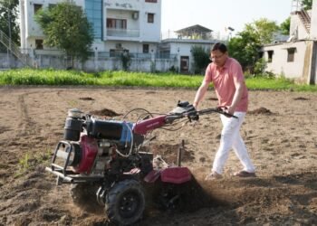 मुख्यमंत्री धामी ने खेत में चलाया टिलर, पारंपरिक कृषि और जैविक खेती को बढ़ावा देने का दिया संदेश