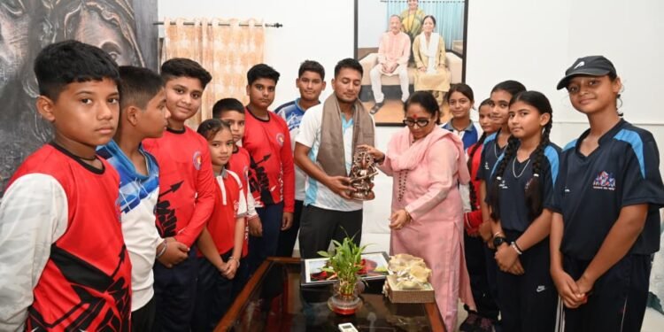 तीरंदाजी में उत्कृष्ट प्रदर्शन करने वाले खिलाड़ियों को विधानसभा अध्यक्ष ने किया सम्मानित