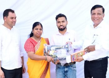 सीएम को सौंपा ज्ञापन, शाम तक मिली सिलाई मशीन