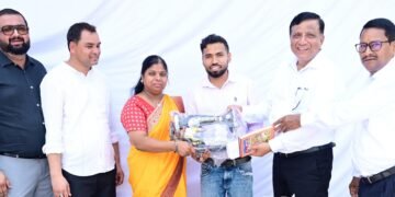 सीएम को सौंपा ज्ञापन, शाम तक मिली सिलाई मशीन