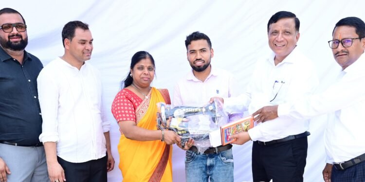 सीएम को सौंपा ज्ञापन, शाम तक मिली सिलाई मशीन