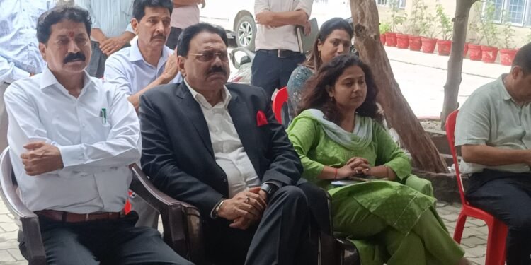 राजकीयकरण पर सरकार का भरोसा, 16 दिन बाद जल संस्थान कर्मचारियों का धरना स्थगित