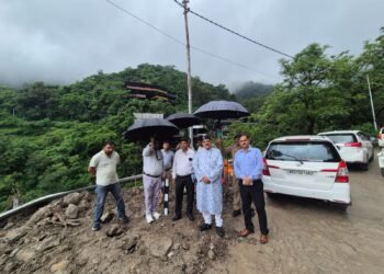 लोनिवि मंत्री महाराज ने किया मसूरी, कोल्हूखेत, पानी वाले बैंड सड़क का औचक निरीक्षण