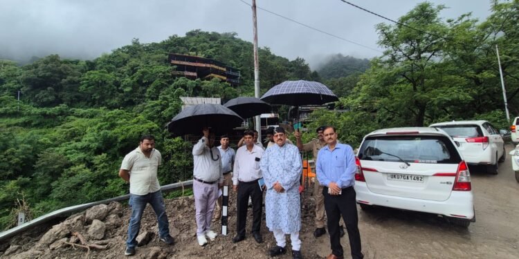 लोनिवि मंत्री महाराज ने किया मसूरी, कोल्हूखेत, पानी वाले बैंड सड़क का औचक निरीक्षण