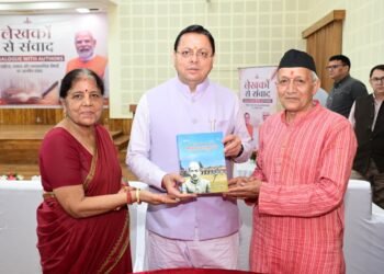 मुख्यमंत्री ने मुख्य सेवक सदन में लेखकों एवं साहित्यकारों से किया संवाद