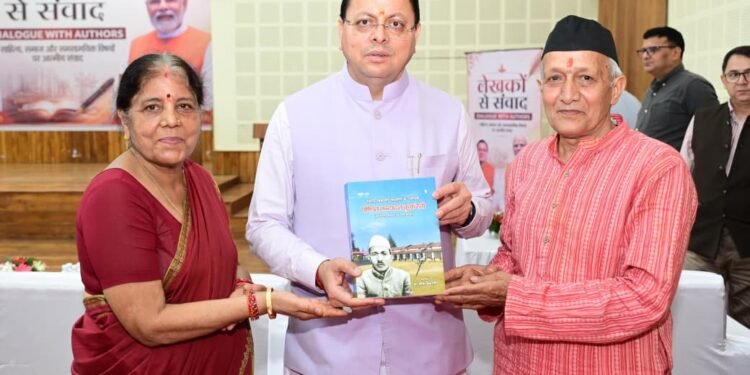 मुख्यमंत्री ने मुख्य सेवक सदन में लेखकों एवं साहित्यकारों से किया संवाद