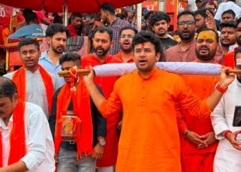 भाजपा युवा मोर्चा के राष्ट्रीय अध्यक्ष तेजस्वी सूर्या सैकड़ों युवाओं के साथ कांवड़ लेकर पहुंचे वीरभद्र, ऋषिकेश