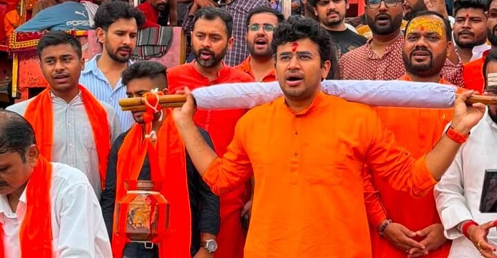 भाजपा युवा मोर्चा के राष्ट्रीय अध्यक्ष तेजस्वी सूर्या सैकड़ों युवाओं के साथ कांवड़ लेकर पहुंचे वीरभद्र, ऋषिकेश