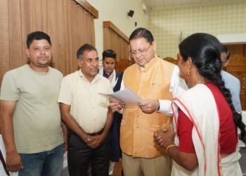 मुख्यमंत्री ने प्रदेश के विभिन्न क्षेत्रों से आए लोगों की समस्याएं सुनीं