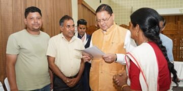 मुख्यमंत्री ने प्रदेश के विभिन्न क्षेत्रों से आए लोगों की समस्याएं सुनीं