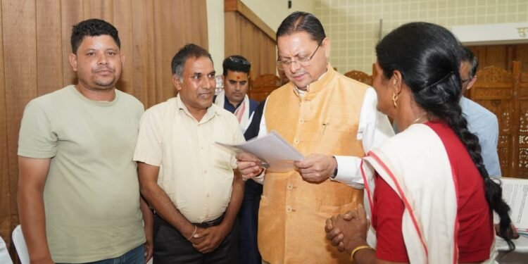 मुख्यमंत्री ने प्रदेश के विभिन्न क्षेत्रों से आए लोगों की समस्याएं सुनीं