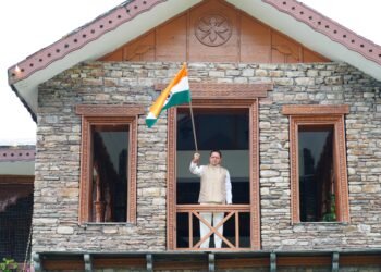 मुख्यमंत्री धामी ने मुख्यमंत्री आवास पर तिरंगा लगाकर दिया ‘हर घर तिरंगा’ का संदेश