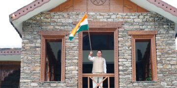 मुख्यमंत्री धामी ने मुख्यमंत्री आवास पर तिरंगा लगाकर दिया ‘हर घर तिरंगा’ का संदेश