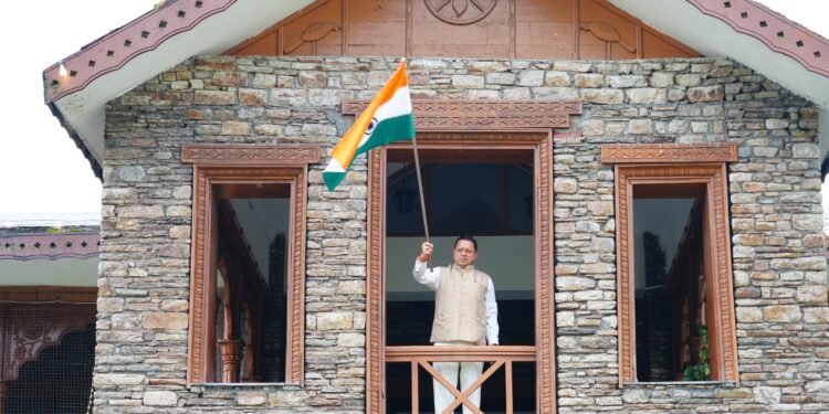 मुख्यमंत्री धामी ने मुख्यमंत्री आवास पर तिरंगा लगाकर दिया ‘हर घर तिरंगा’ का संदेश