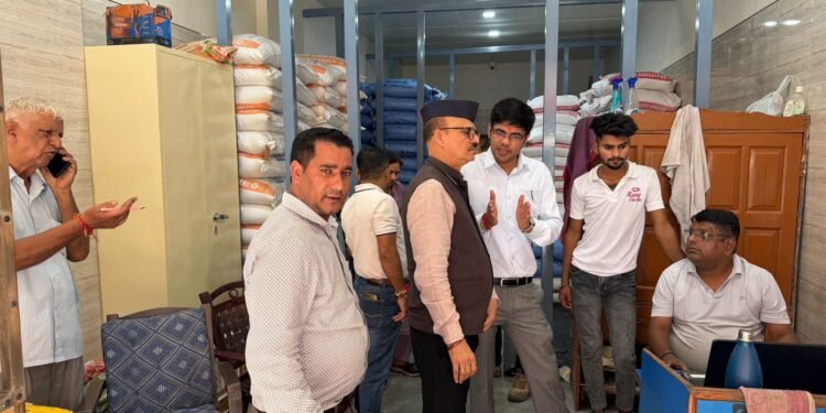 हेडर-चीनी के बढ़ते दाम पर प्रशासन सख्त, देहरादून में दो दर्जन से ज्यादा थोक विक्रेताओं पर छापेमारी