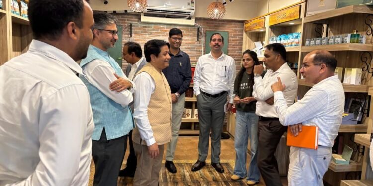 स्थानीय शिल्प कौशल को वैश्विक पहचान: भारतीय राजनयिकों ने किया ‘हाउस ऑफ हिमालयाज़’ आउटलेट का दौरा