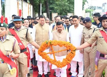 मुख्यमंत्री धामी ने हल्द्वानी स्थित शहीद स्मारक पहुंचकर अमर शहीदों को नमन किया और पुष्पांजलि अर्पित कर उन्हें श्रद्धांजलि दी
