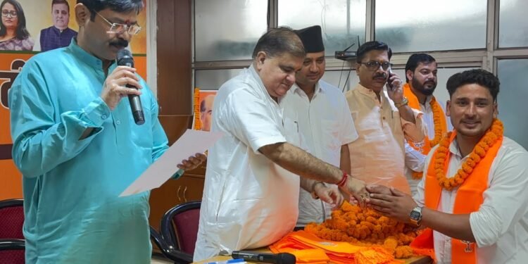  चंपावत से नगर पंचायत अध्यक्ष समेत 31 जनप्रतिनिधियों ने भाजपा का दामन थामा