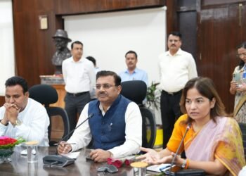 देवप्रयाग विधानसभा क्षेत्र के टॉपर विद्यार्थियों ने मुख्य सचिव से की मुलाकात