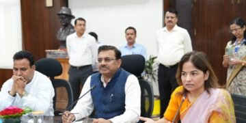 देवप्रयाग विधानसभा क्षेत्र के टॉपर विद्यार्थियों ने मुख्य सचिव से की मुलाकात