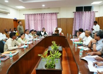 सफाई कर्मचारियों के अधिकारों एवं कल्याणकारी योजनाओं के प्रभावी क्रियान्वयन को लेकर आयोग के अध्यक्ष ने की समीक्षा बैठक