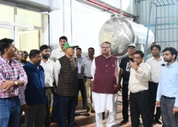 काशीपुर में एरोमा पार्क का स्थलीय निरीक्षण करते कृषि मंत्री गणेश जोशी
