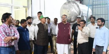 काशीपुर में एरोमा पार्क का स्थलीय निरीक्षण करते कृषि मंत्री गणेश जोशी
