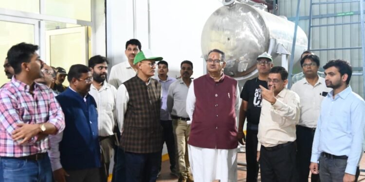 काशीपुर में एरोमा पार्क का स्थलीय निरीक्षण करते कृषि मंत्री गणेश जोशी