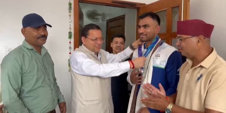 एशियन गेम्स में कांस्य पदक जीतने वाले बॉक्सर कपिल पोखरिया ने मुख्यमंत्री धामी से की भेंट