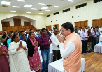 सीएम धामी ने मुख्य सेवक सदन में अनुसूचित जाति एवं अनुसूचित जनजाति समुदाय के लोगों से किया संवाद