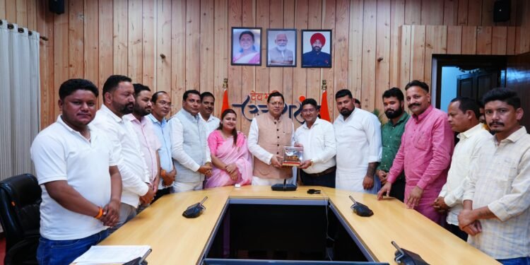 मुख्यमंत्री पुष्कर सिंह धामी से प्रदेश प्रधान संगठन के प्रतिनिधिमंडल ने की शिष्टाचार भेंट