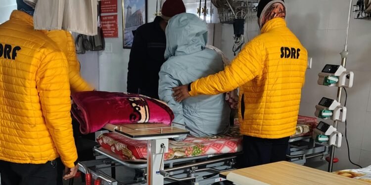 श्री केदारनाथ मंदिर परिसर में बेहोश हुई महिला यात्री को SDRF ने अस्पताल पहुँचाया
