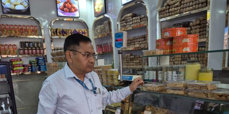 मिठाई की ट्रे पर निर्माण और एक्सपायरी डेट लिखना अनिवार्य, खाद्य विभाग की 27 दुकानों पर जांच