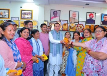 मुख्यमंत्री पुष्कर सिंह धामी ने कीर्तिनगर के मलेथा मे पार्टी प्रतिनिधियों एवं स्थानीय लोगों से की मुलाकात