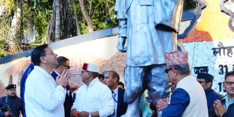 मुख्यमंत्री ने सरदार वल्लभभाई पटेल की प्रतिमा पर पुष्पांजलि अर्पित कर दी श्रद्धांजलि